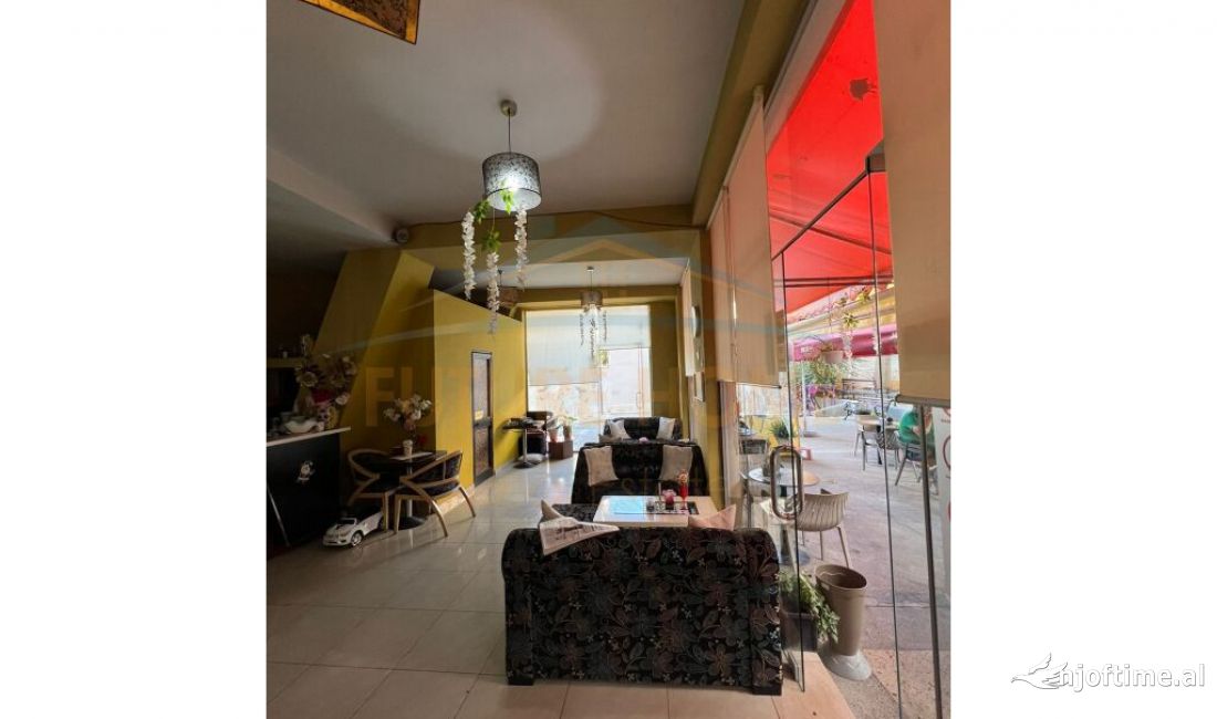 Shitet, Lokal, Rruga e Barrikadave, Tirane