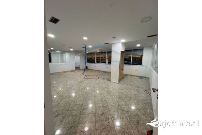 Ambiente Commerciale in Affitto 3+1 a Tirana - 3,500 Euro