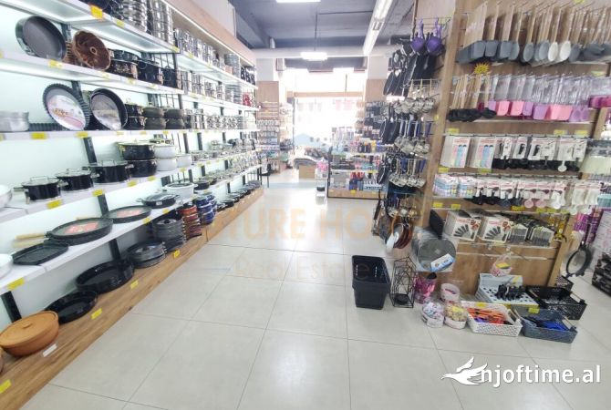 Ambiente Commerciale in Vendita 1+1 a Tirana - 1,600,000 Euro