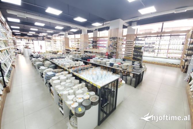 Ambiente Commerciale in Vendita 1+1 a Tirana - 1,600,000 Euro