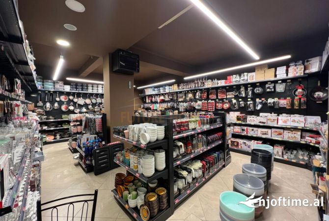 Ambiente Commerciale in Affitto 1+1 a Tirana - 8,000 Euro