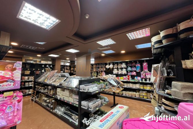 Ambiente Commerciale in Affitto 1+1 a Tirana - 8,000 Euro