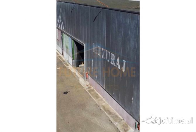 Ambiente Commerciale in Vendita 6+1 a Tirana - 2,900,000 Euro