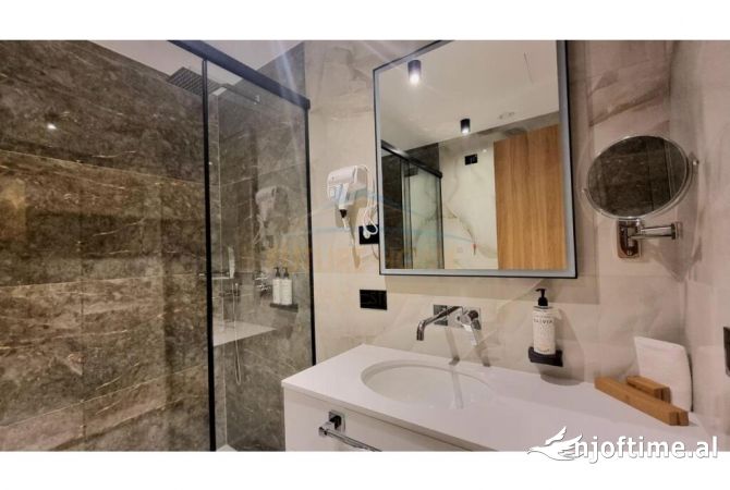 Ambiente Commerciale in Vendita 5+1 a Tirana - 4,200,000 Euro