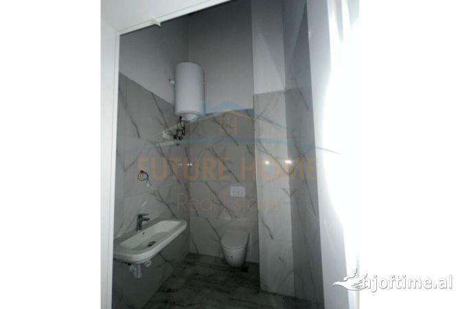 Ambiente Commerciale in Affitto 1+1 a Tirana - 1,200 Euro