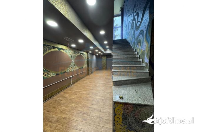 21 Dhjetori Qira, Ambient Biznesi, 