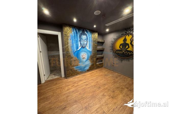 21 Dhjetori Qira, Ambient Biznesi, 