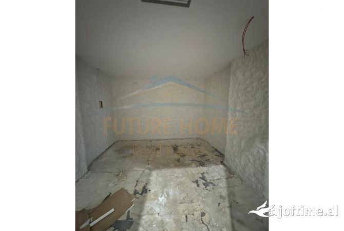 21 Dhjetori Qira, Ambient Biznesi, 