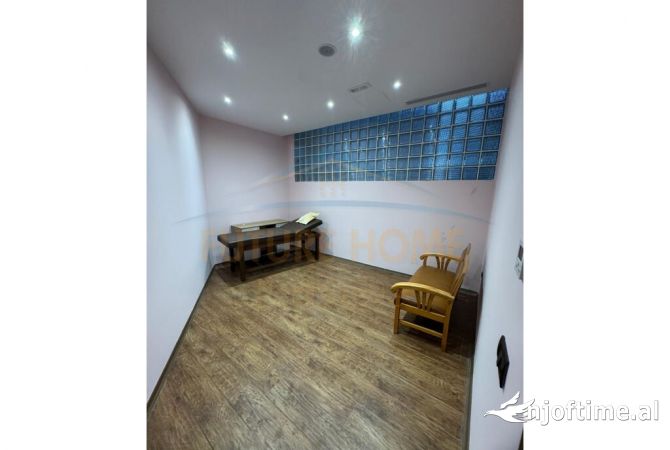 21 Dhjetori Qira, Ambient Biznesi, 