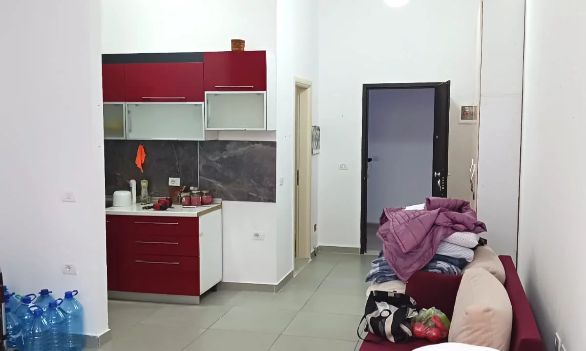 Shtepi me qera Apartament ne Tirane, Garsoniere, Mobilimi Bosh, pa mobiluar, Pagesa 30,000  Leke.