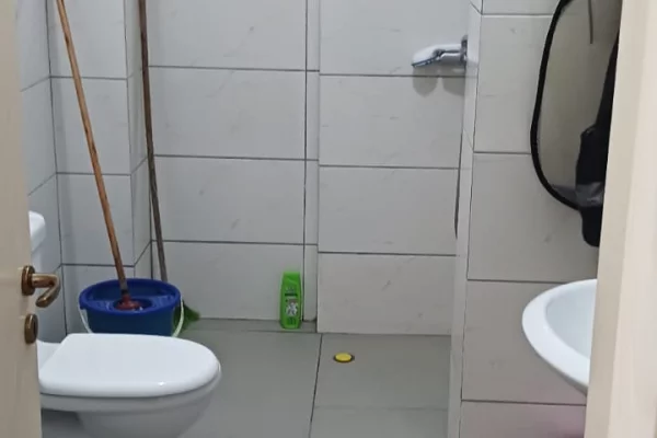 Shtepi me qera Apartament ne Tirane, Garsoniere, Mobilimi Bosh, pa mobiluar, Pagesa 30,000  Leke.