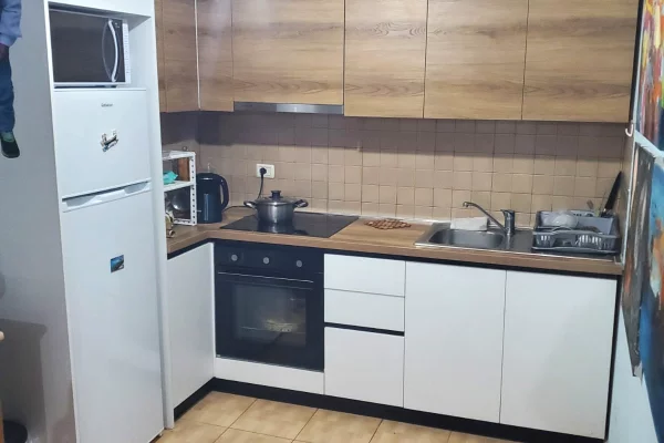 Shtepi ne shitje Apartament ne Tirane, 2+1, Mobilimi Bosh, pa mobiluar, Pagesa 144,000  Euro.