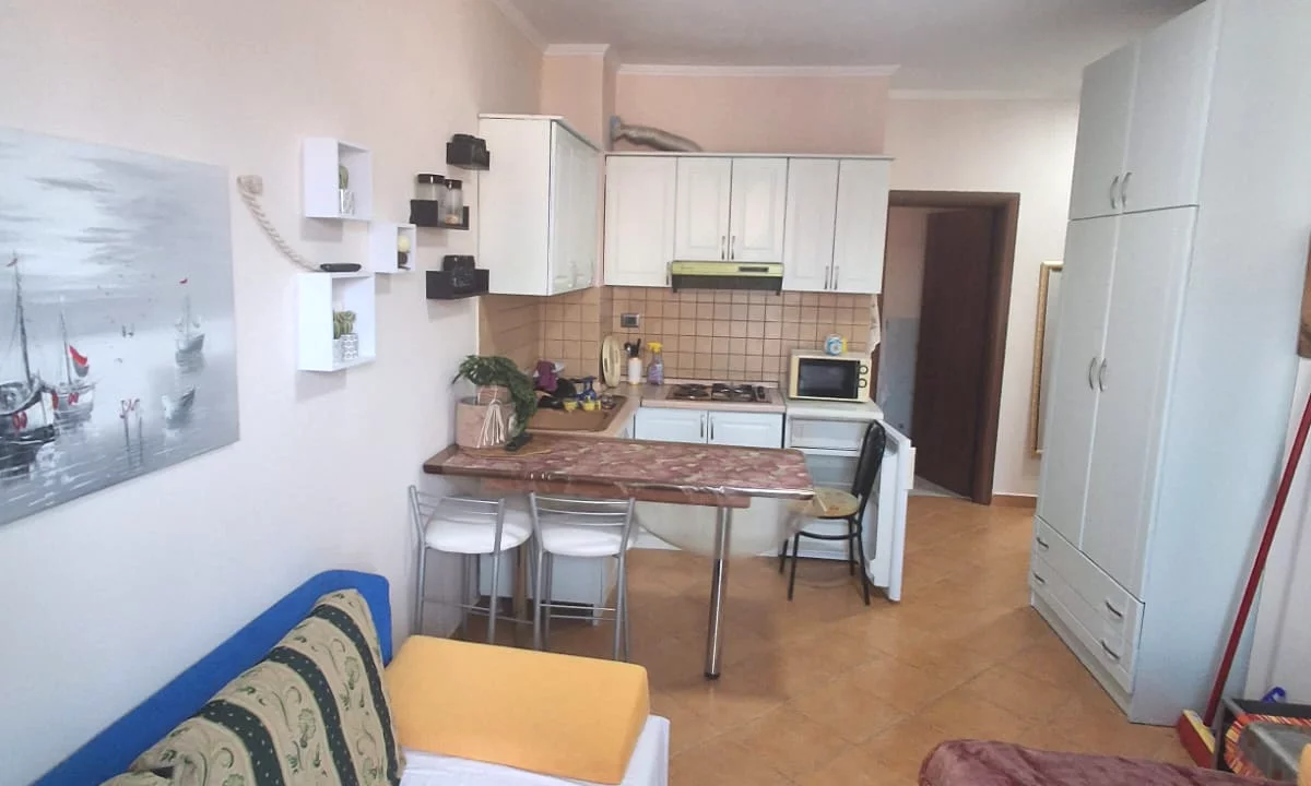 Shtepi ne shitje Apartament ne Durres, Garsoniere, Mobilimi E mobiluar, Pagesa 52,000  Euro.