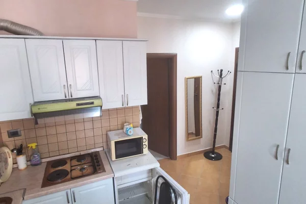 Shtepi ne shitje Apartament ne Durres, Garsoniere, Mobilimi E mobiluar, Pagesa 52,000  Euro.