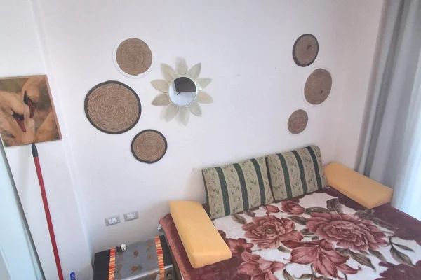 Shtepi ne shitje Apartament ne Durres, Garsoniere, Mobilimi E mobiluar, Pagesa 52,000  Euro.