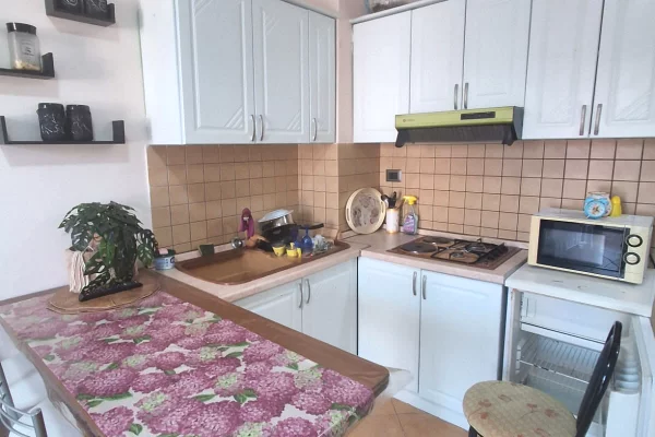 Shtepi ne shitje Apartament ne Durres, Garsoniere, Mobilimi E mobiluar, Pagesa 52,000  Euro.