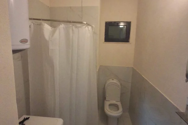 Shtepi ne shitje Apartament ne Durres, Garsoniere, Mobilimi E mobiluar, Pagesa 52,000  Euro.