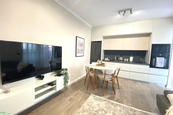 Shtepi me qera Apartament ne Tirane, 2+1, Mobilimi E mobiluar, Pagesa 80,000  Leke.