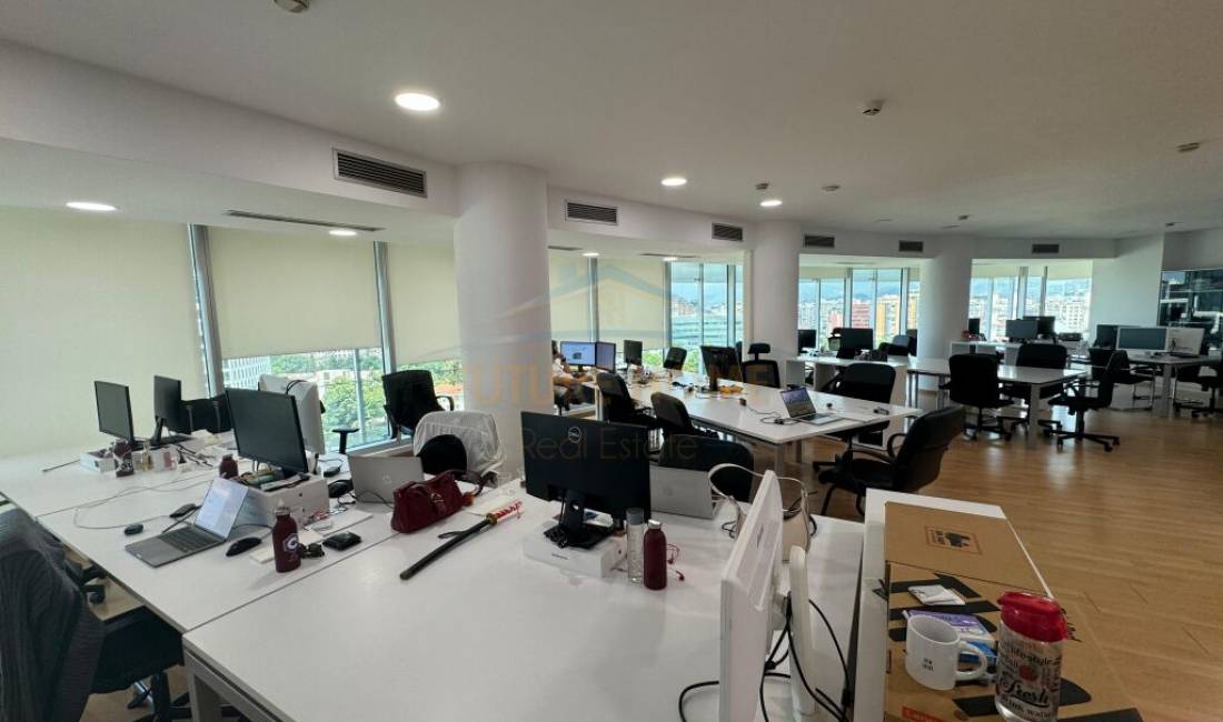 Jepet me Qira nje Ambjent  Komercial ne Qender prane Piramides 