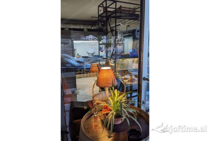 Shitet , Biznesi tek 21 Dhjetori , Rruga "Federik Shiroka" 