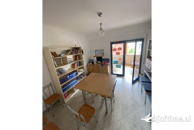 Ambiente Commerciale in Affitto 3+1 a Tirana - 1,200 Euro