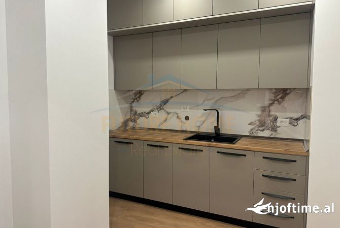 Ambiente Commerciale in Affitto 3+1 a Tirana - 1,150 Euro