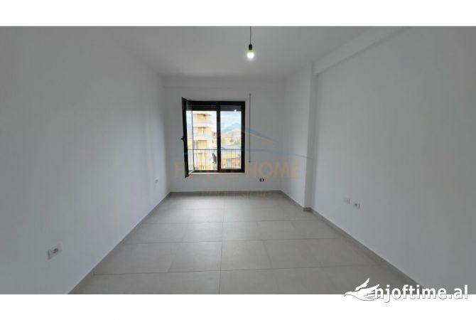 Ambiente Commerciale in Affitto 3+1 a Tirana - 750 Euro