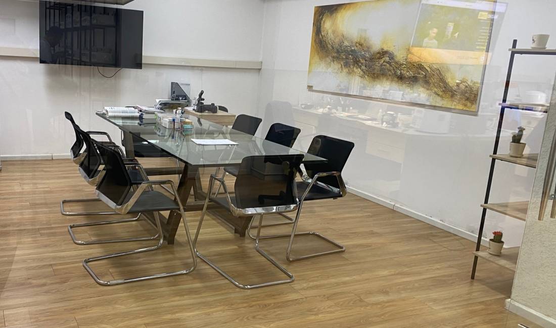 Njesi tregtare ne shitje ne kryqezimin e Zogut te Zi. 