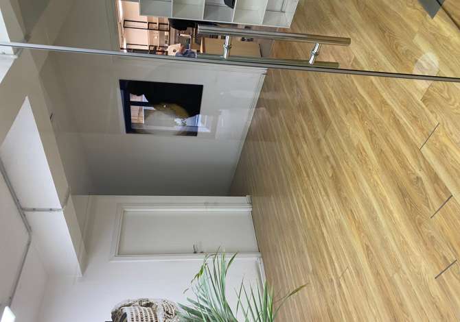 Njesi tregtare ne shitje ne kryqezimin e Zogut te Zi. 