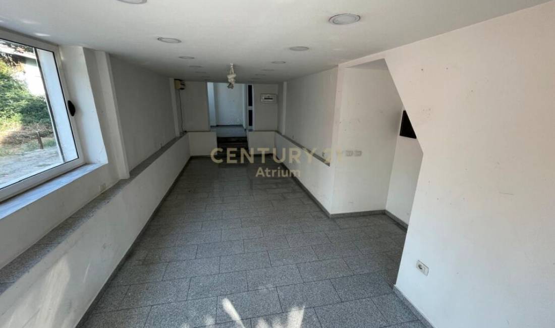 SHITET AMBIENT KOMERCIAL DUPLEKS TEK SHKOLLA E KUQE BUZE RRUGE !  