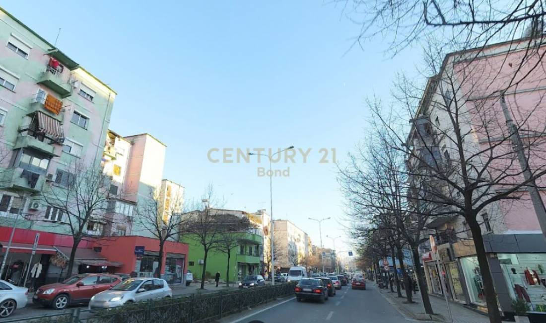 Ambient per shitje te Rruga Bardhyl 