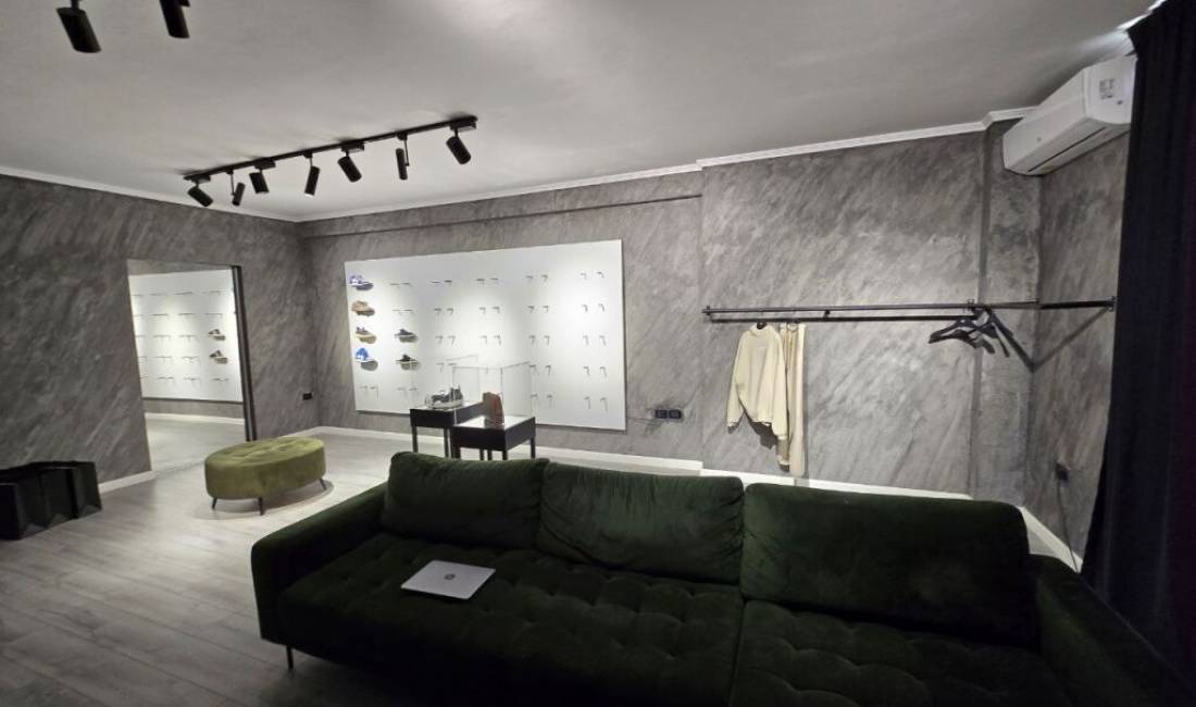 Ambjent komercial per shitje prane Pazarit te Ri!  