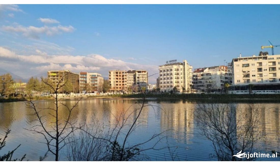 Dyqan me fasade xhami per shitje tek Liqeni i Thate !  