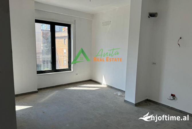 Ambiente Commerciale in Affitto 3+1 a Tirana - 45,000 Leke