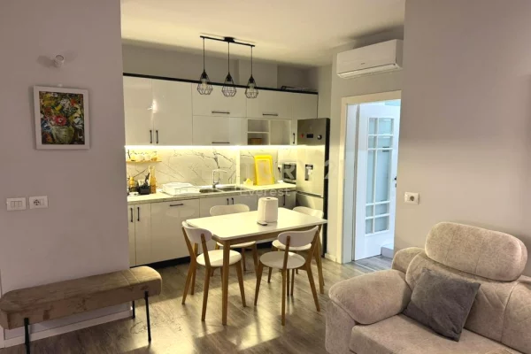 Shtepi me qera Apartament ne Tirane, 2+1, Mobilimi E mobiluar, Pagesa 75,000  Leke.