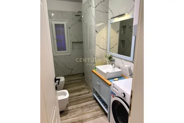 Shtepi me qera Apartament ne Tirane, 2+1, Mobilimi E mobiluar, Pagesa 75,000  Leke.