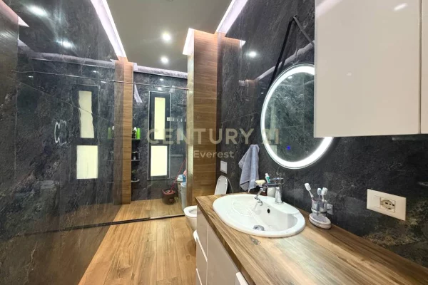 Shtepi ne shitje Apartament ne Tirane, 2+1, Mobilimi E mobiluar, Pagesa 390,000  Euro.