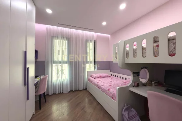 Shtepi ne shitje Apartament ne Tirane, 2+1, Mobilimi E mobiluar, Pagesa 390,000  Euro.