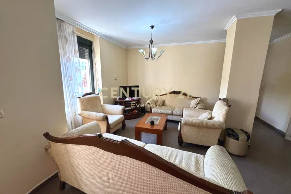 Shtepi me qera Apartament ne Tirane, 3+1, Mobilimi E mobiluar, Pagesa 800  Euro.