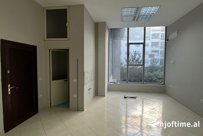 Ambiente Commerciale in Affitto 1+1 a Tirana - 30,000 Leke