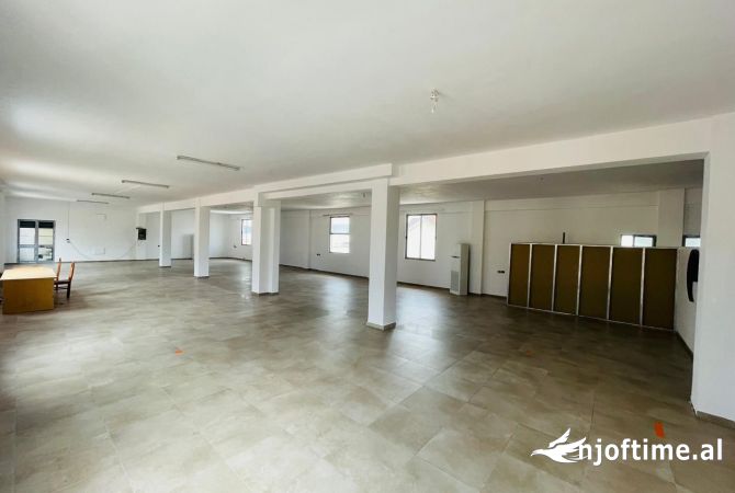 Ambiente Commerciale in Affitto 4+1 a Tirana - 1,000 Euro