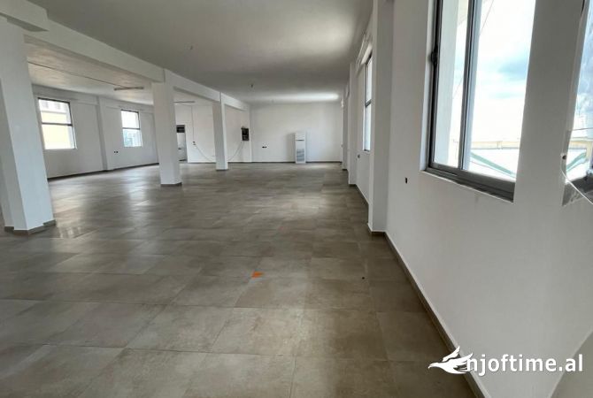 Ambiente Commerciale in Affitto 4+1 a Tirana - 1,100 Euro
