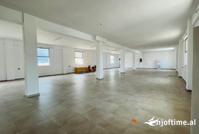 Ambiente Commerciale in Affitto 4+1 a Tirana - 1,100 Euro