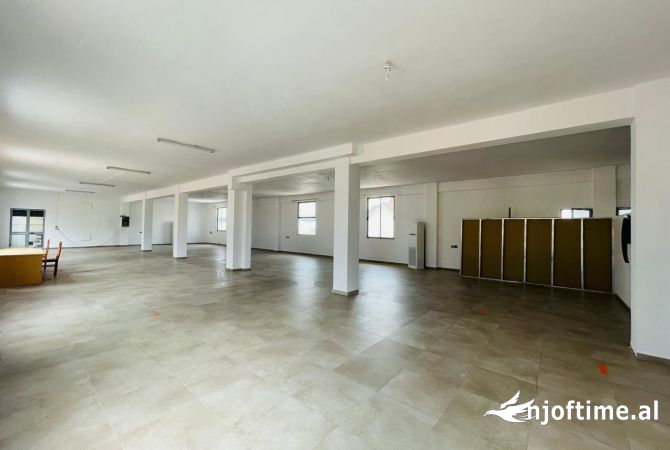 Ambiente Commerciale in Affitto 4+1 a Tirana - 1,100 Euro