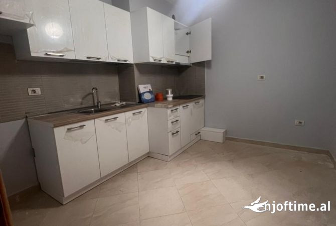 Ambient per zyr me qera 