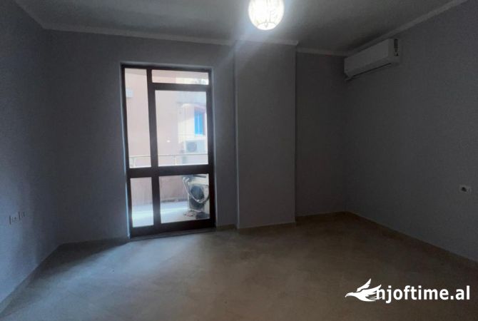 Ambiente Commerciale in Affitto 3+1 a Tirana - 700 Euro