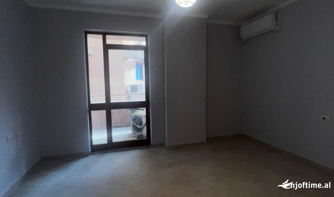 Ambient per zyr me qera 