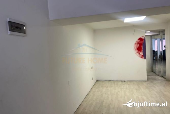 Ambiente Commerciale in Affitto 1+1 a Tirana - 450 Euro