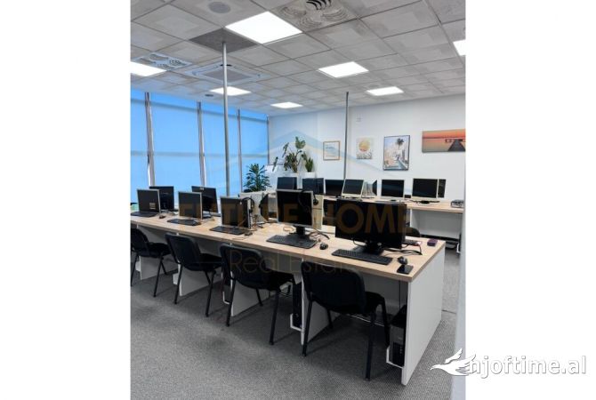 Ambiente Commerciale in Affitto 1+1 a Tirana - 1,600 Euro