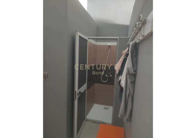 Komuna e Parisit shitet ambient komercial